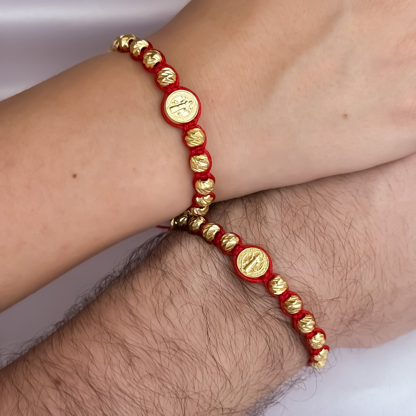 Promoción de 2 Pulseras Para Parejas de San Benito Protección en Hilo Rojo en Balin Italiano de 5mm en Oro Laminado 18k con Garantia de por vida