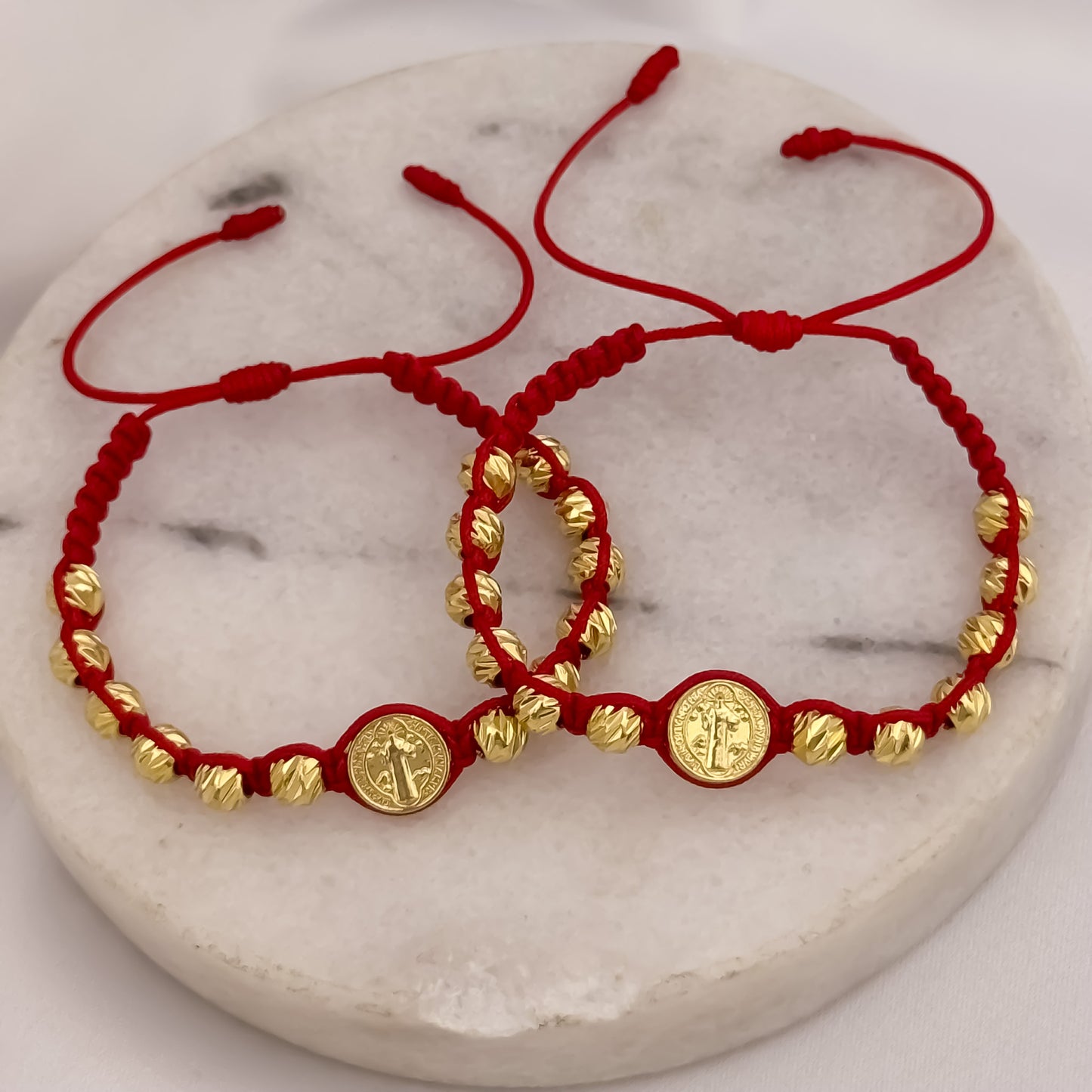 Promoción de 2 Pulseras Para Parejas de San Benito Protección en Hilo Rojo en Balin Italiano de 5mm en Oro Laminado 18k con Garantia de por vida