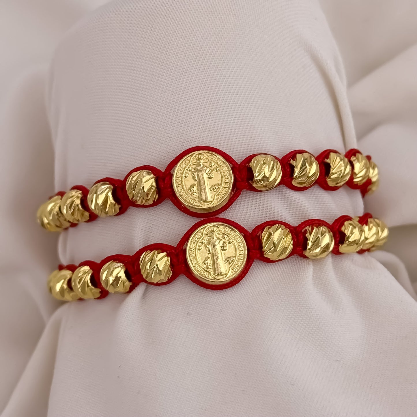 Promoción de 2 Pulseras Para Parejas de San Benito Protección en Hilo Rojo en Balin Italiano de 5mm en Oro Laminado 18k con Garantia de por vida