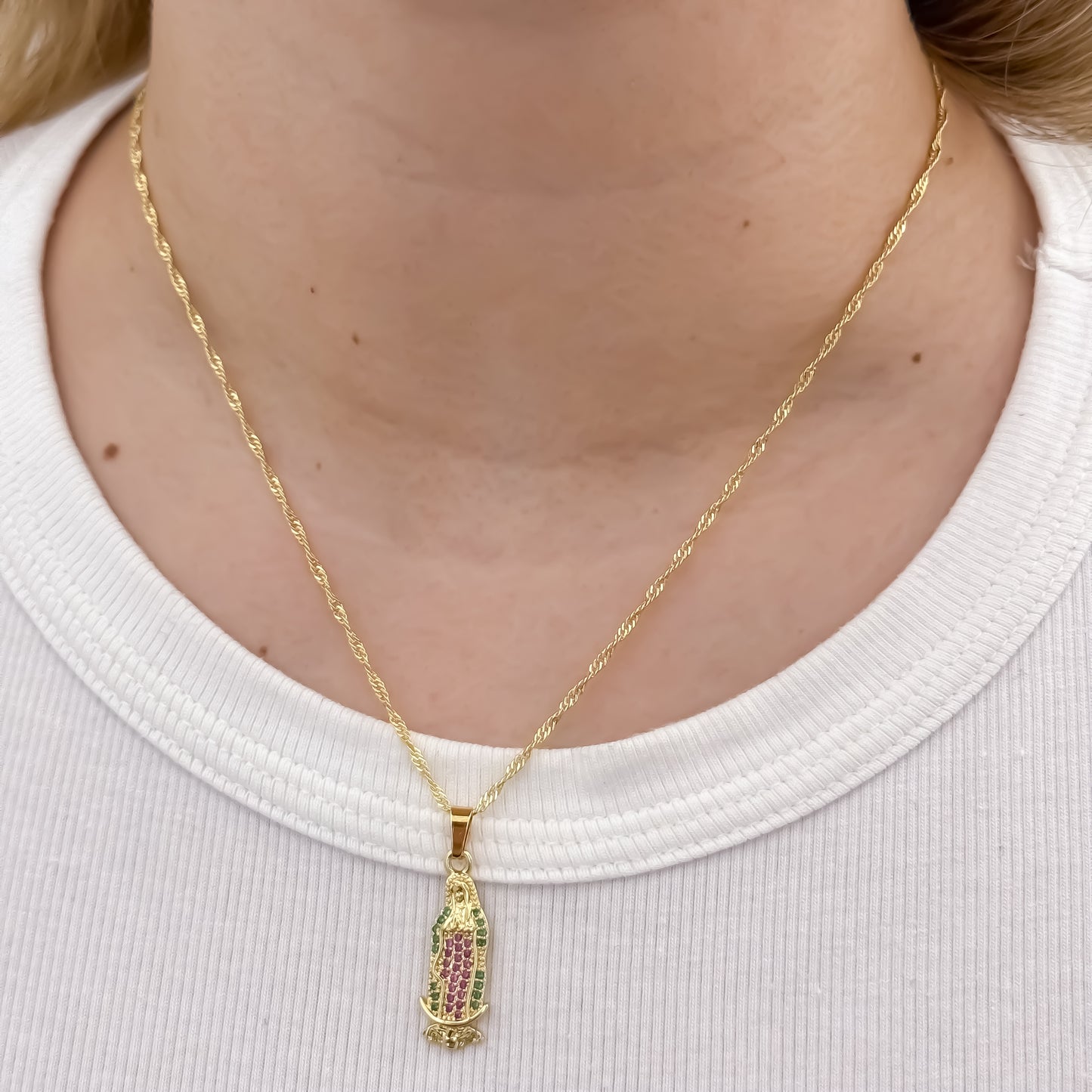 Cadena tejido Singapur de 45cm de 2mm de Grosor + Virgen Guadalupe de colores en Oro Laminado 18k con Garantia de por vida
