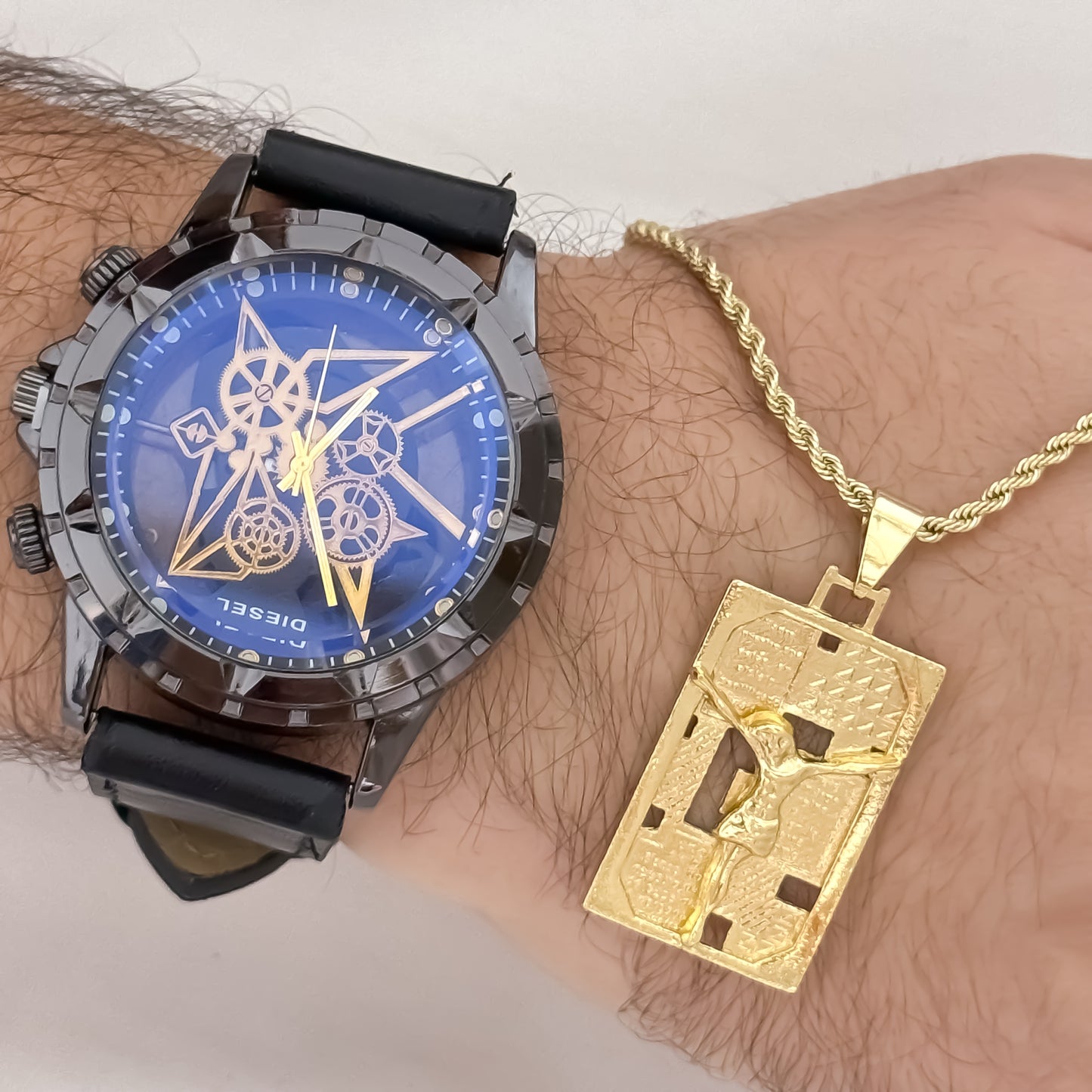 Juego de cadena Lazo Siciliano de Hombre de 60cm de 3mm de Grosor + Dije de Placa con cristo Madero en Oro Laminado 18k con Garantia de por vida + Reloj Original DIESEL con Garantía LDCR66