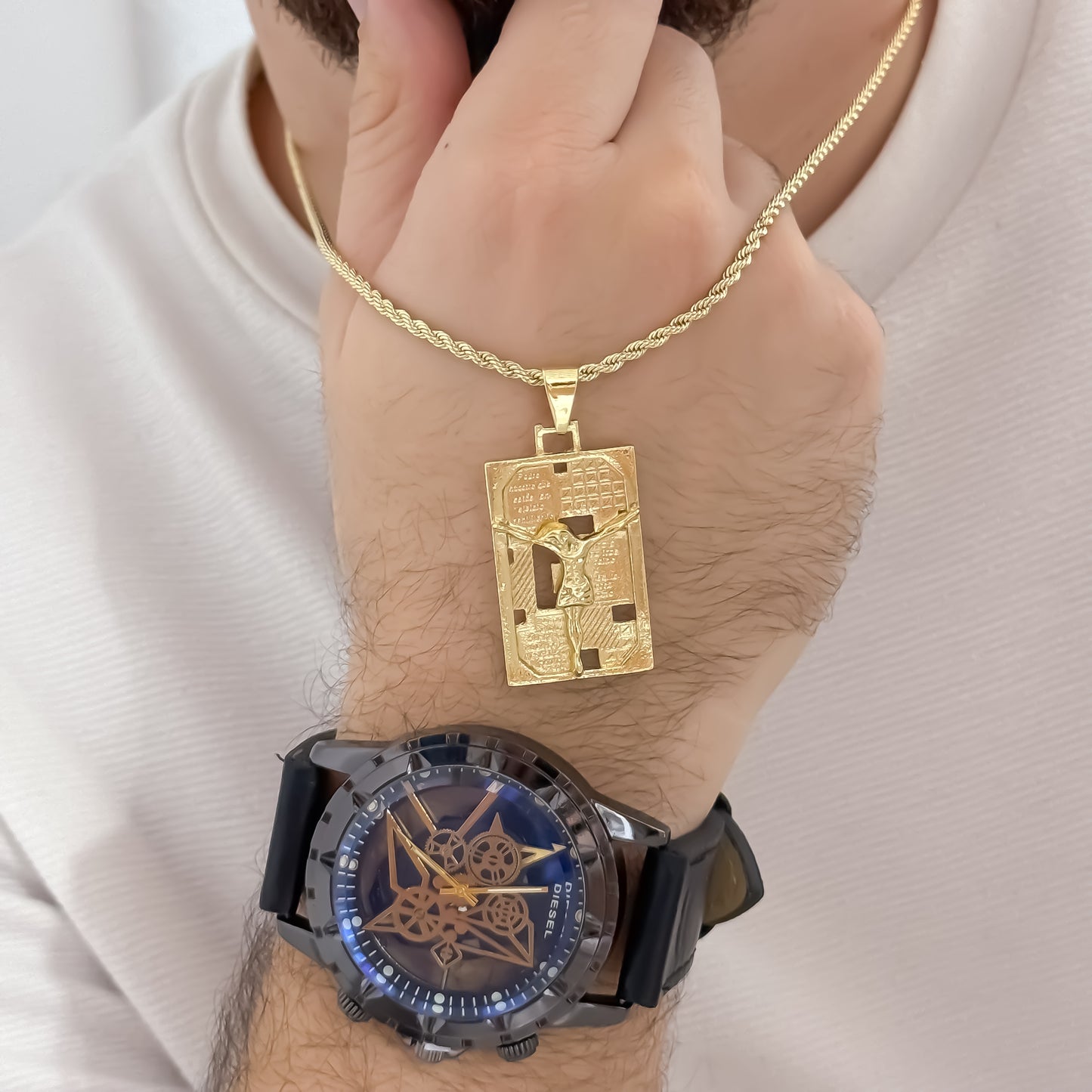 Juego de cadena Lazo Siciliano de Hombre de 60cm de 3mm de Grosor + Dije de Placa con cristo Madero en Oro Laminado 18k con Garantia de por vida + Reloj Original DIESEL con Garantía LDCR66
