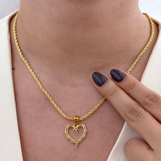 Cadena Tejido Lazo de Dama de 45cm de 3mm de Grosor + Corazon de Karol G en oro Laminado 18k con Garantía de por vida